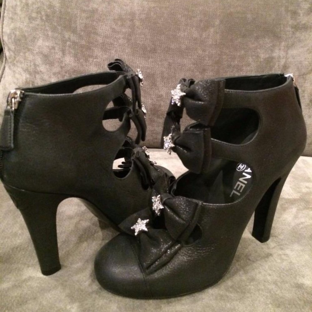 CHANEL Black High Heels with Bow Details - Picture 10 of 11